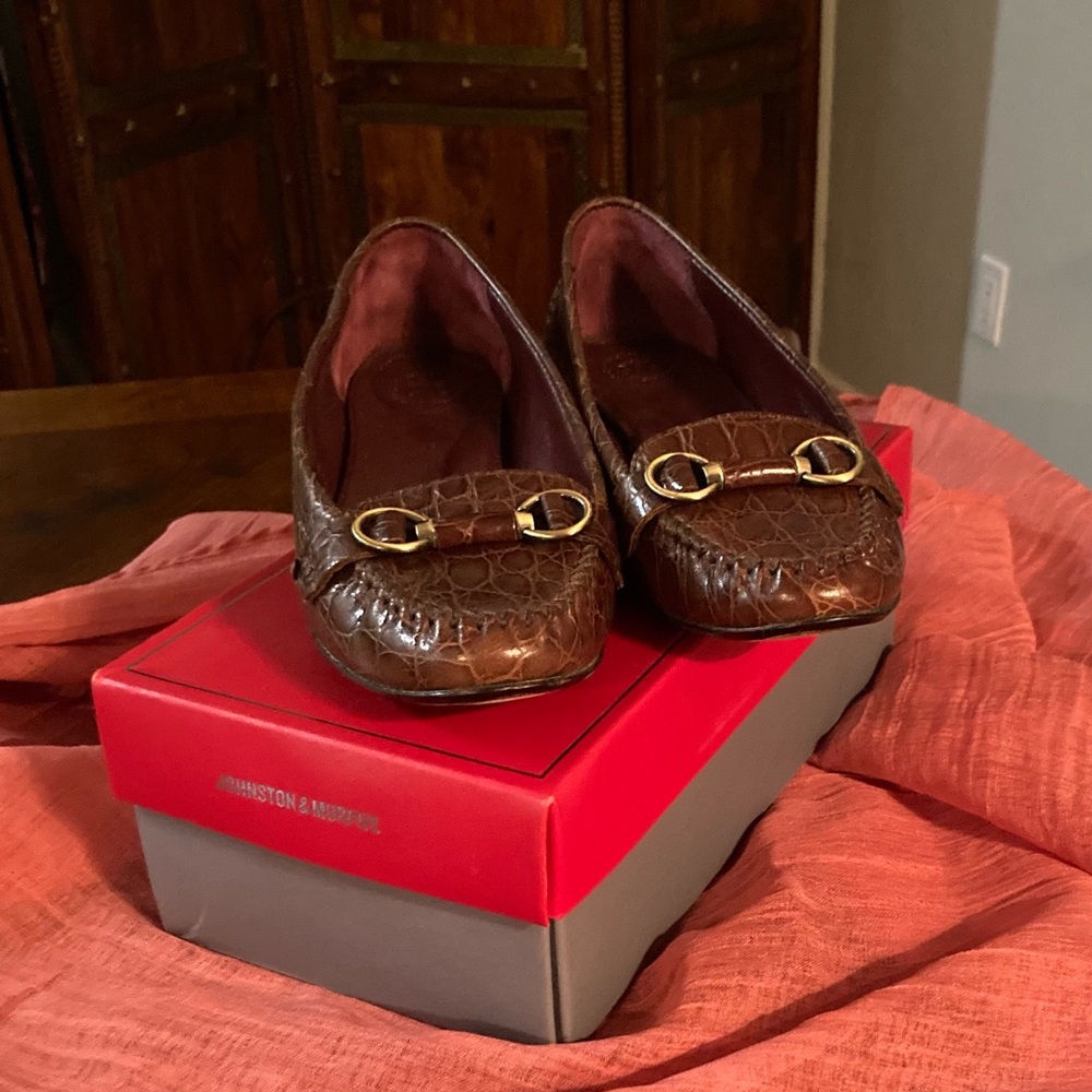 Johnston & Murphy Croc-Embossed Brown Loafers